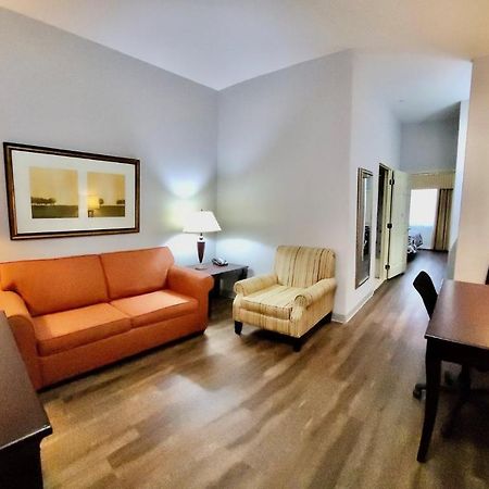 Red Roof Inn & Suites Midland Bagian luar foto