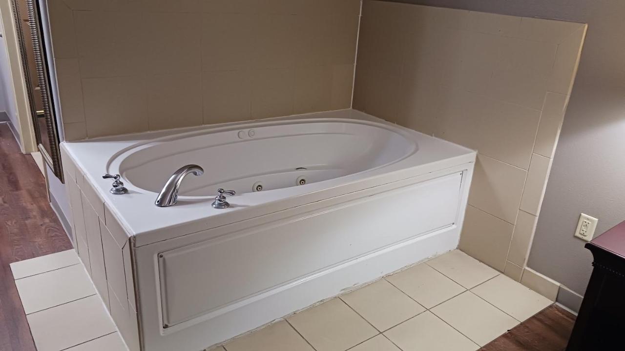 Red Roof Inn & Suites Midland Bagian luar foto