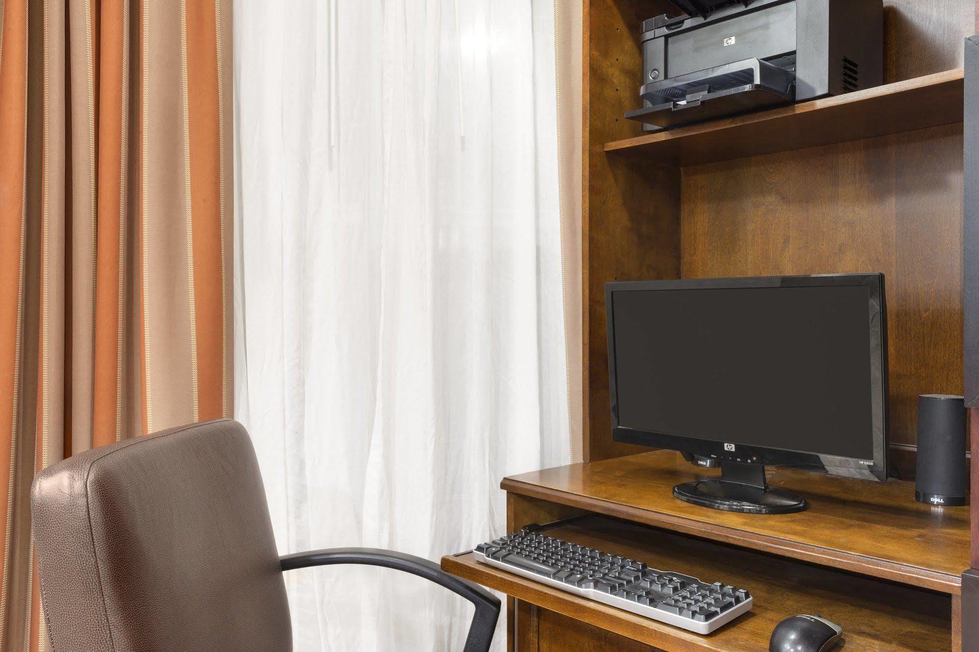 Red Roof Inn & Suites Midland Bagian luar foto
